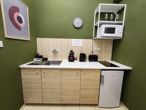 Kühlschrank, Mikrowelle, Kochgeschirr/Geschirr/Besteck