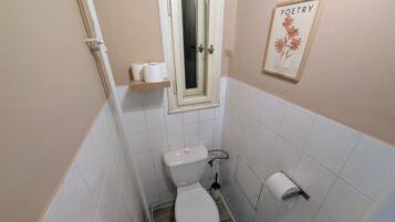 Een haardroger, handdoeken