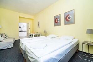 2 bedrooms, iron/ironing board, free WiFi, bed sheets - Comfortable apartment sleeps 8 (Praha 3)