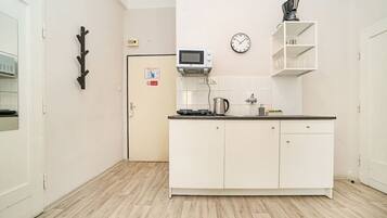 Refrigerador, mesa de comedor