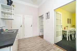 Fridge, dining tables - Comfortable apartment sleeps 8 (Praha 3)