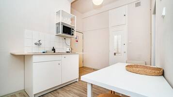 Réfrigérateur, micro-ondes, cafetière/bouilloire, grille-pain