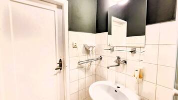 Sèche-cheveux, serviettes fournies