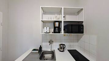 Een koelkast, een magnetron, een kookplaat