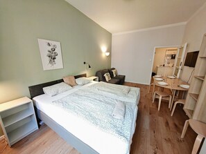 2 chambres, bureau, fer et planche à repasser, accès au Wi-Fi (inclus)