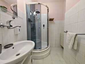 Hair dryer, towels - Sleeps 6 Great Location (Praha 3)
