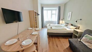 2 makuuhuonetta, työpöytä, silitysrauta/-lauta, ilmainen Wi-Fi