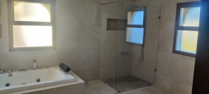 Shower, jetted bath, towels