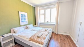 2 bedrooms, iron/ironing board, free WiFi, bed sheets - Compact Apartment Sleeps 6 + Great Location (Praha 3)