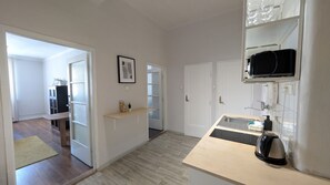 Kjøleskap, mikrobølgeovn, kokeplater og kaffetrakter/tekoker