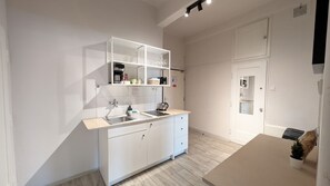 Fridge, microwave, stovetop, coffee/tea maker - Compact Apartment Sleeps 6 + Great Location (Praha 3)
