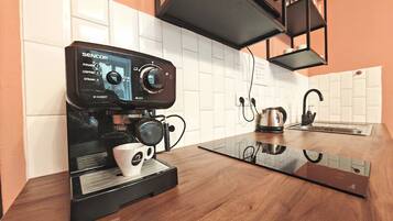 Geladeira, micro-ondas, cooktop, cafeteira/chaleira