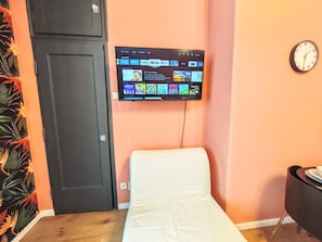 Room - Fun bright studio with flat screen TV (Prague)