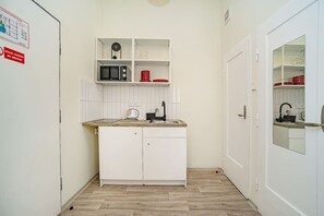 Réfrigérateur, micro-ondes, plaque de cuisson, cafetière/bouilloire