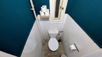 Secador de pelo, toallas