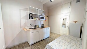 冷蔵庫、コンロ、調理器具と食器、ダイニングテーブル