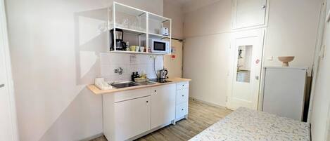 Fridge, stovetop, cookware/dishes/utensils, dining tables