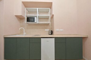 Kühlschrank, Mikrowelle, Herdplatte, Kochgeschirr/Geschirr/Besteck