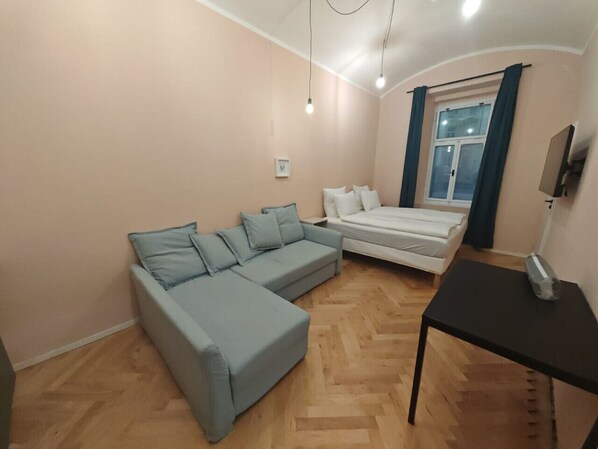 واي فاي مجانًا وملاءات أسرّة