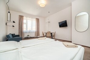 1 bedroom, iron/ironing board, free WiFi, bed sheets - Modern studio with balcony + TV (Praha 3)