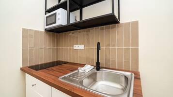 Frigorifero, microonde, piano cottura, macchina per tè/caffè