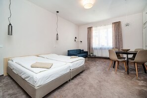 1 bedroom, iron/ironing board, free WiFi, bed sheets - Modern studio with balcony + TV (Praha 3)