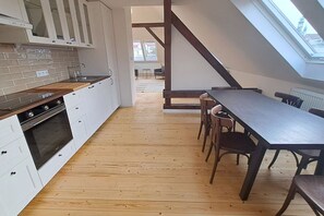 Fridge, oven, stovetop, coffee/tea maker - Prague Panorama Loft (Praha 2)