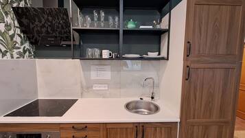Coffee/tea maker, fridge, microwave, oven