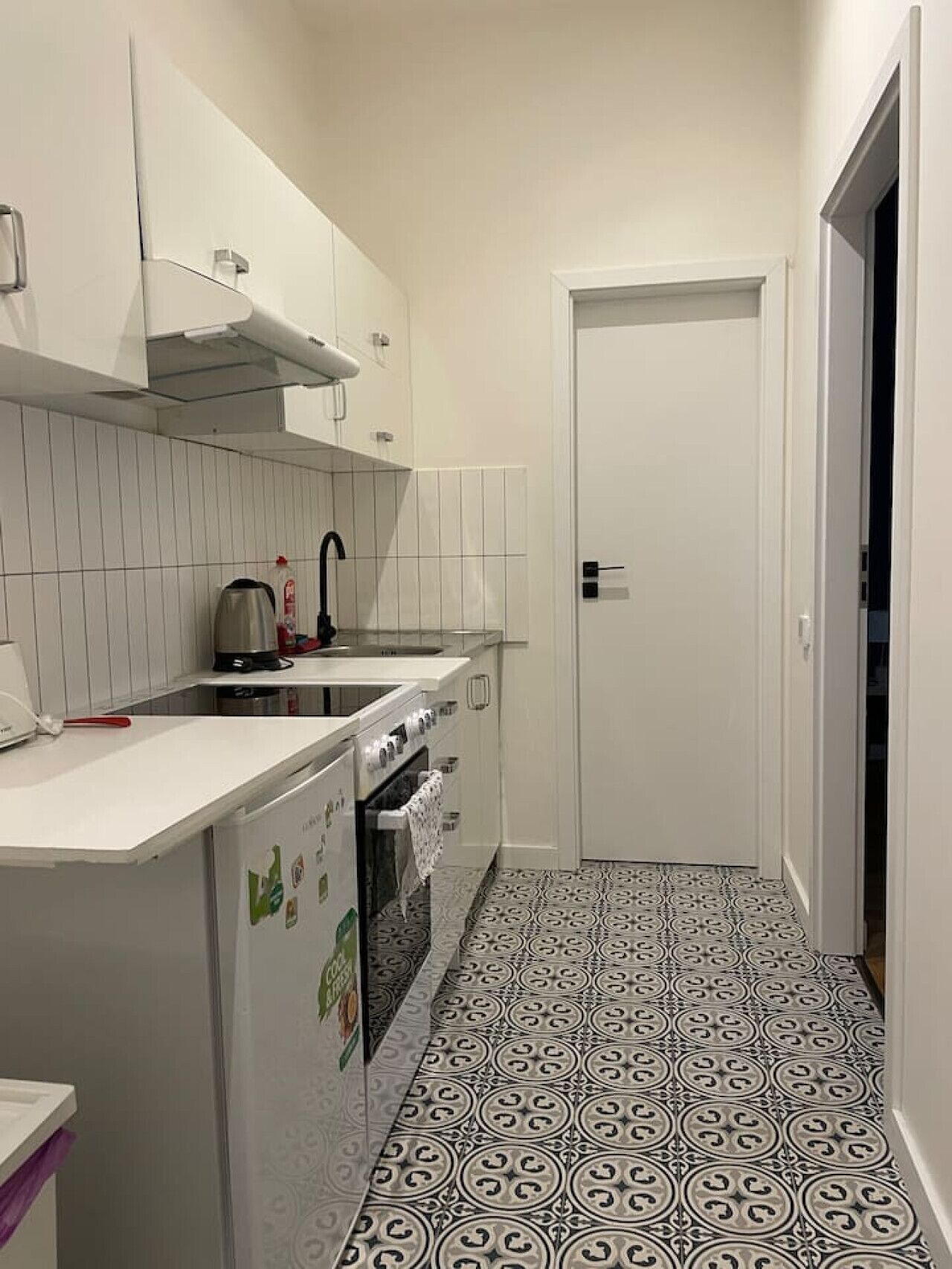 Refrigerador, horno, placa de cocina, tetera/pava eléctrica