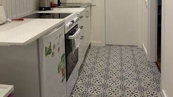 Refrigerador, horno, placa de cocina, tetera/pava eléctrica