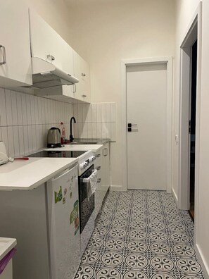 Réfrigérateur, four, plaque de cuisson