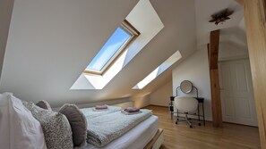 2 soverom, skrivebord, strykejern/-brett og wi-fi (inkludert)