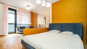 Ein modernes Schlafzimmer mit einem großen Bett, einem Schreibtisch und einem Stuhl.