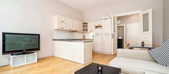 Cozy and sunny apartment in uptown