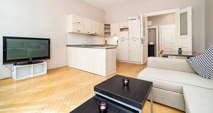 Cozy and sunny apartment in uptown