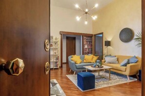 Smart TV, books - Spacious Apartment in the Heart of Prati, Near St. Peter's Basilica (Roma)