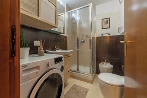 SĂšche-cheveux, bidet, serviettes fournies, savon