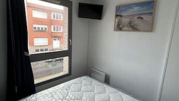 1 bedroom, bed sheets