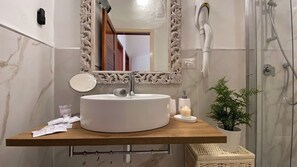 Bruser, hårtørrer, bidet, håndklæder