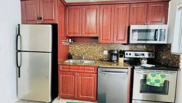 ثلاجة، ميكروويف، فرن، موقد طهي مسطح