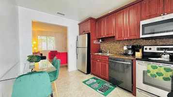 ثلاجة، ميكروويف، فرن، موقد طهي مسطح