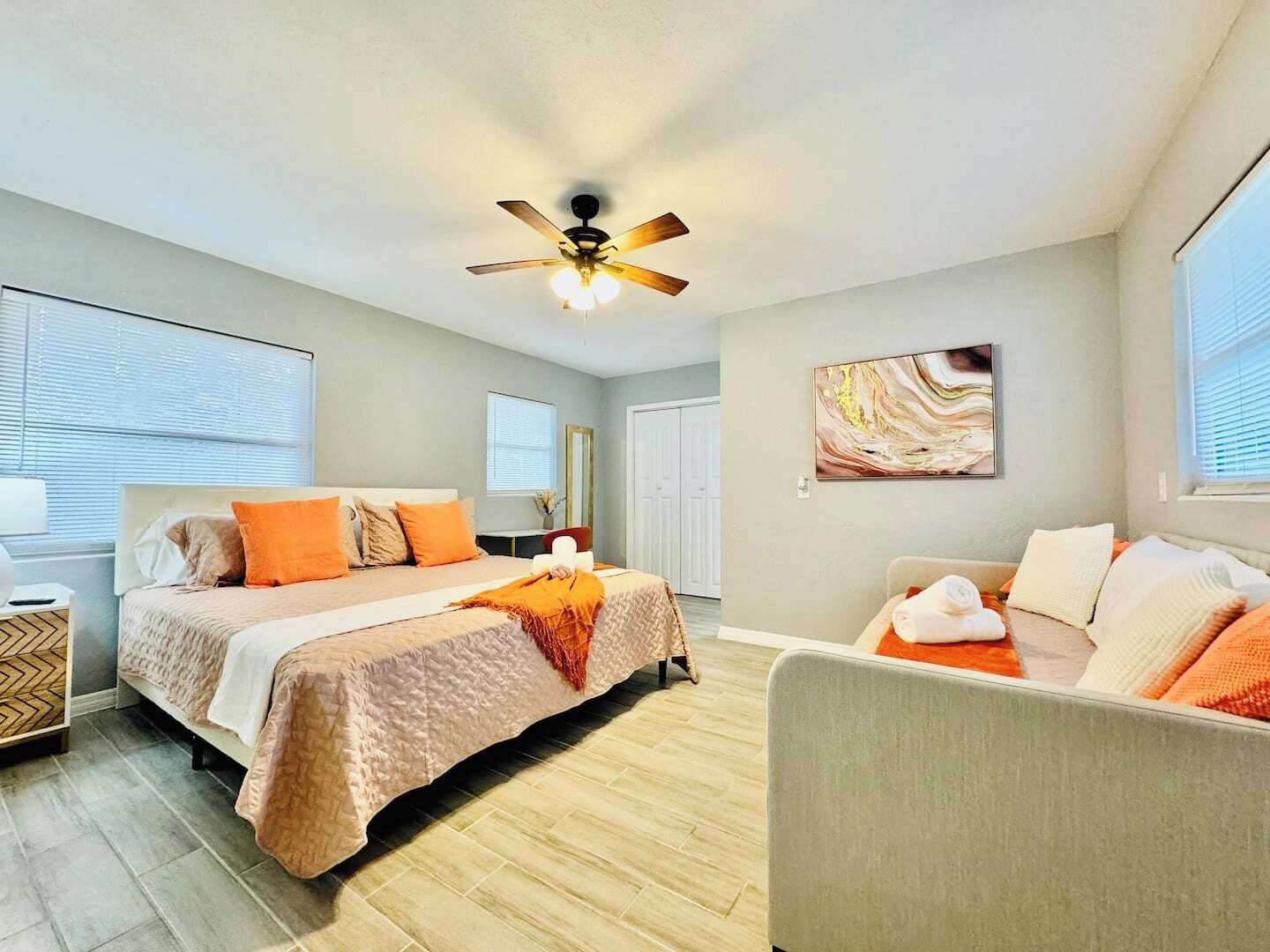 1 chambre, bureau, fer et planche à repasser, lit parapluie