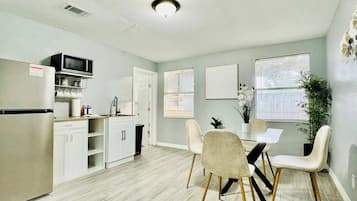 Réfrigérateur, micro-ondes, cafetiÚre/bouilloire, grille-pain