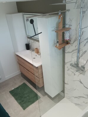 Haartrockner, Handtücher, Seife, Toilettenpapier