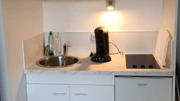 Frigorifero, microonde, piano cottura, macchina per tè/caffè