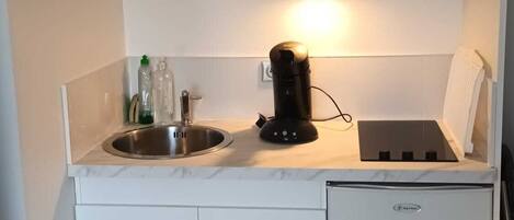 Réfrigérateur, four à micro-ondes, surface de cuisson, cafetiÚre-théiÚre