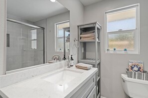Shower, hair dryer, towels, soap - Buena Vista – Gated Saltwater Pool, Spa, Bocce Court & Mountain Views (Palm Springs)