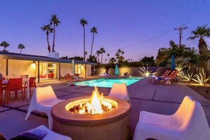 Outdoor pool - Buena Vista – Gated Saltwater Pool, Spa, Bocce Court & Mountain Views (Palm Springs)