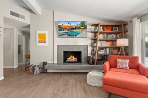 Una Smart TV, una chimenea