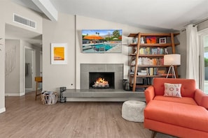 Una Smart TV, una chimenea